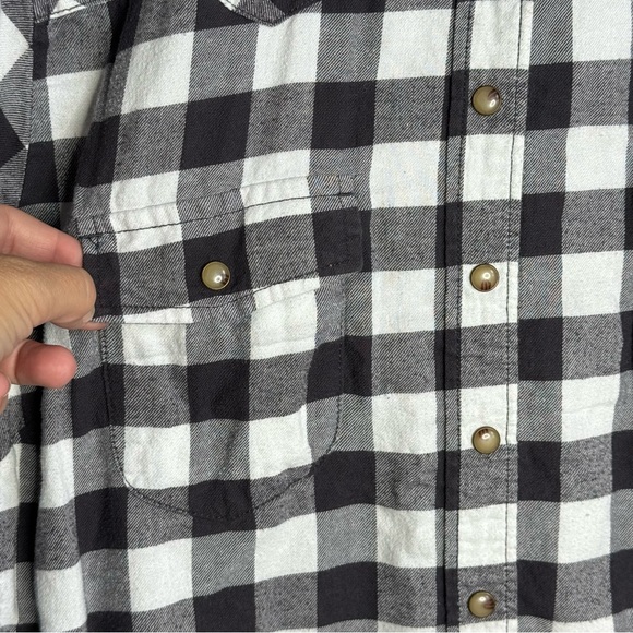 Large black & white plaid shirt, button down - Picture 3 of 7